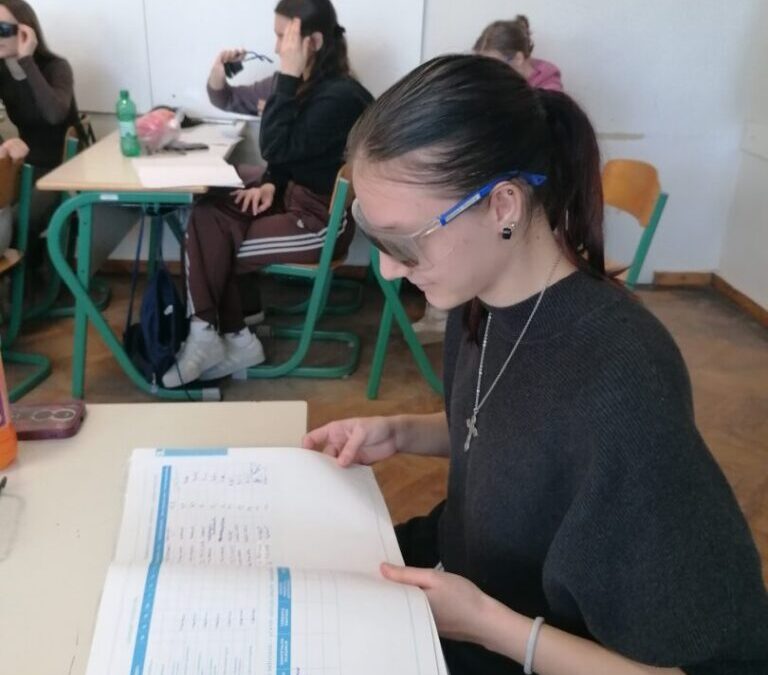 “Gledajte kroz naše naočale”